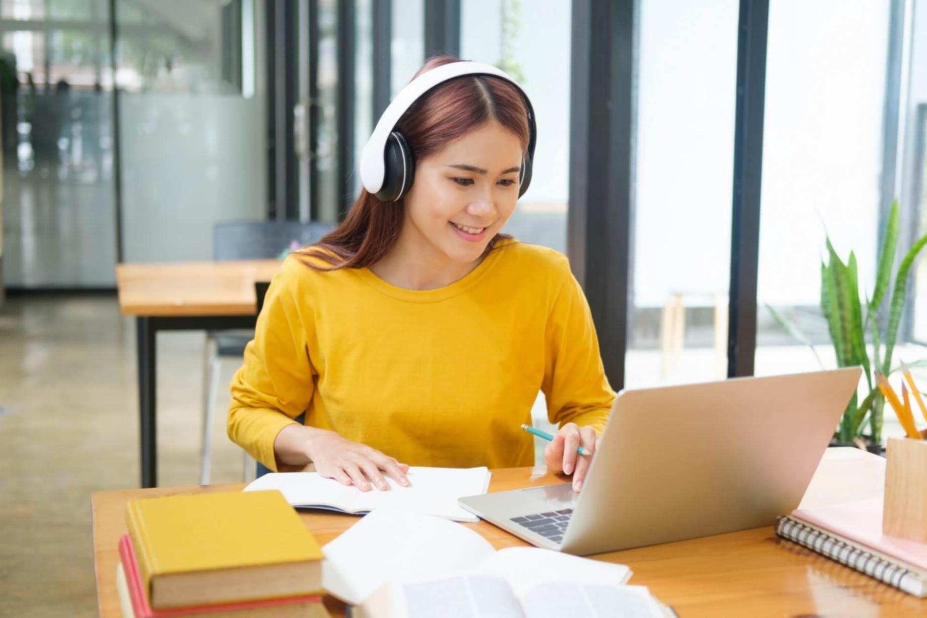 Teilnehmer analysieren mehrjährige Budgetpläne während eines Seminars